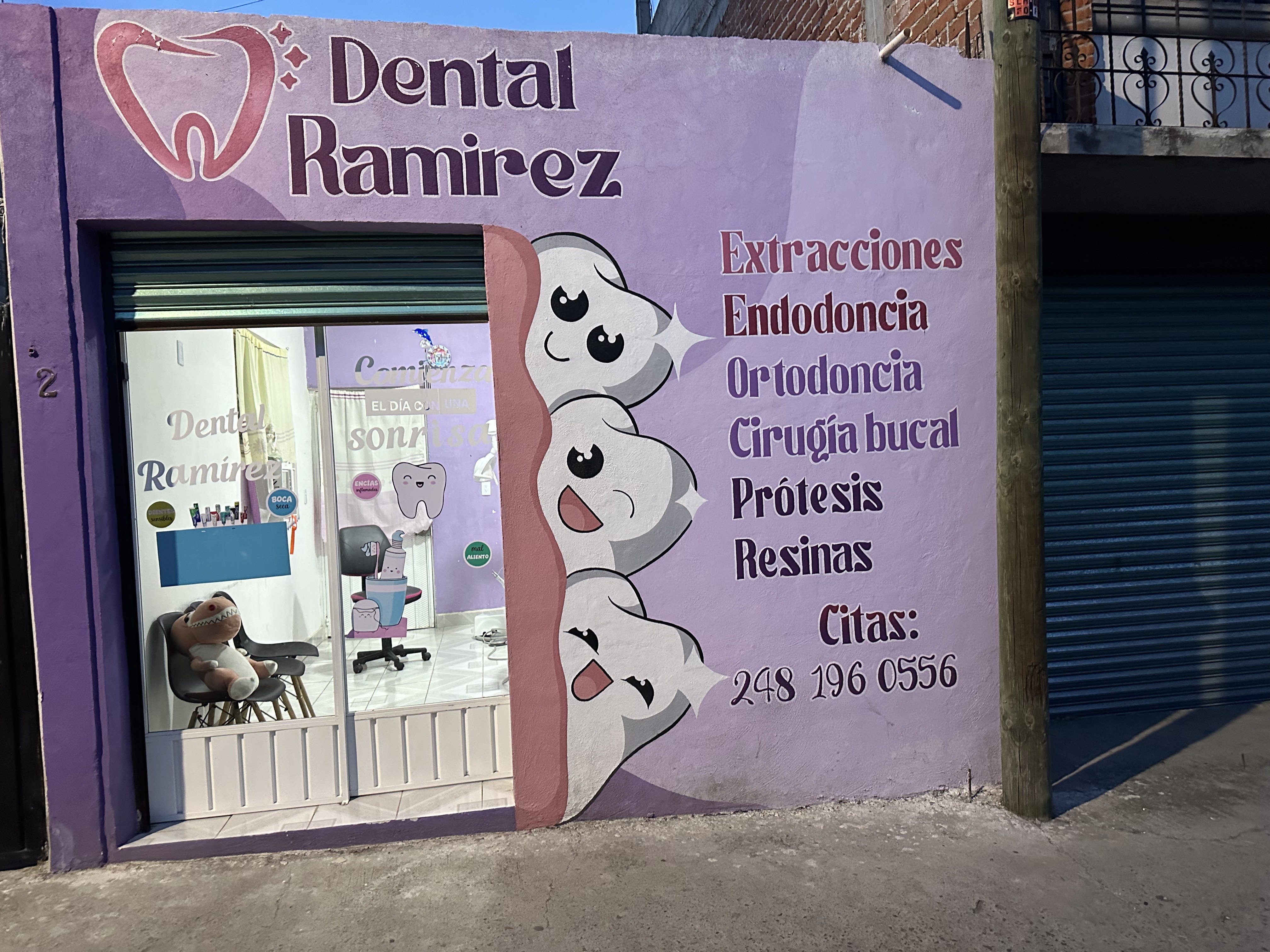 Fachada decorada Dental Ramírez